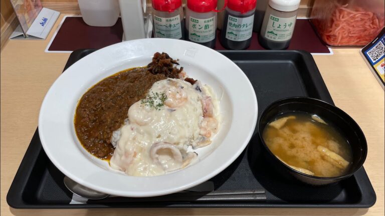 松屋の「海鮮ごろごろシーフードクリームキーマカレー」が2種のソースで本格的な美味しさだった