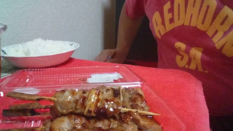 【おやじの晩飯(味見してます)】台湾ラーメンと焼き鳥とおでんなど半額商品買ってみた。
