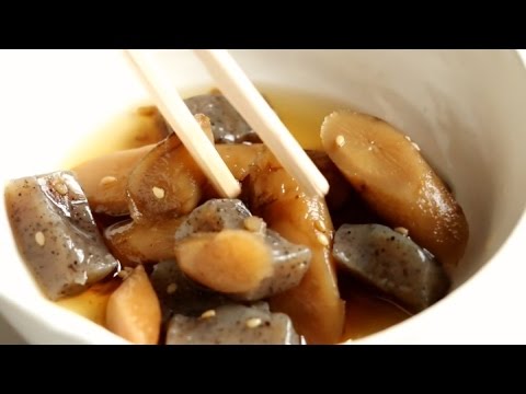 【ローソンセレクト】昆布と鰹だしのごぼうこんにゃくを食べる人。