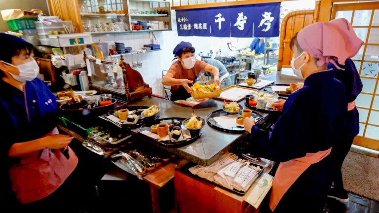 天ぷらラッシュ！老舗そうめん店のボリューム定食に客が殺到する