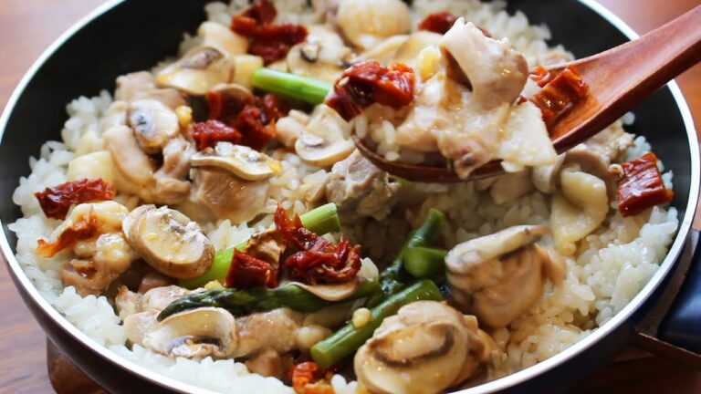 【海南鶏飯風 炊き込みご飯】フライパン1つでできる鶏肉の炊き込みご飯です。キャンプにもお勧め！この料理の名前、何にしようか悩みました。