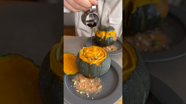 器ごと食べれる丸ごとかぼちゃプリン🎃手のひらサイズの坊ちゃんかぼちゃの中にかぼちゃプリンと生クリーム、かぼちゃクリームがたっぷり！#大好物は高カロリー #japan #japanesefood