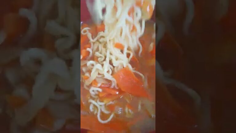 3分でできるラーメンに人参と玉ねぎ入れた　Only add carrots and onions to ramen that can be completed by boiling　#shorts