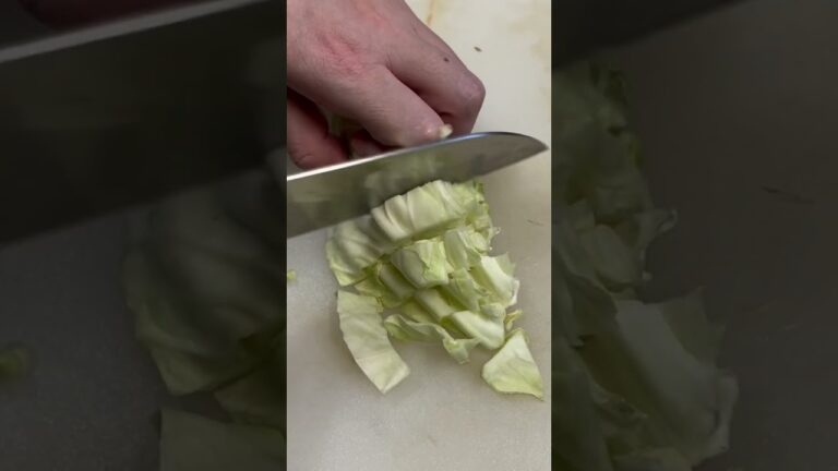キャベツを切る【味噌汁】