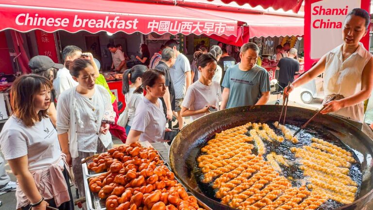 中國山西大早市，碳水炸彈香迷糊：手上飛舞大麻花一元一根，甜甜圈燒餅沒見過！蝦仁玉米鍋貼金黃酥脆，新鮮羊奶現場擠！餡餅，水煎包，胡辣湯，石磨豆漿，中式早餐大集合！煙火氣十足的市井美味！