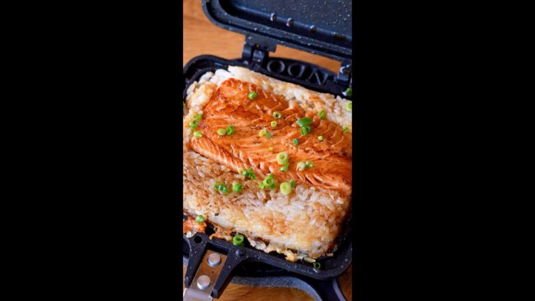 【ホットサンドメーカーで作る究極の焼きおにぎり】サーモンとご飯で史上最高の焼きおにぎりが作れちゃう！ / How to Grill Salmon with a Hot Sandwich Maker