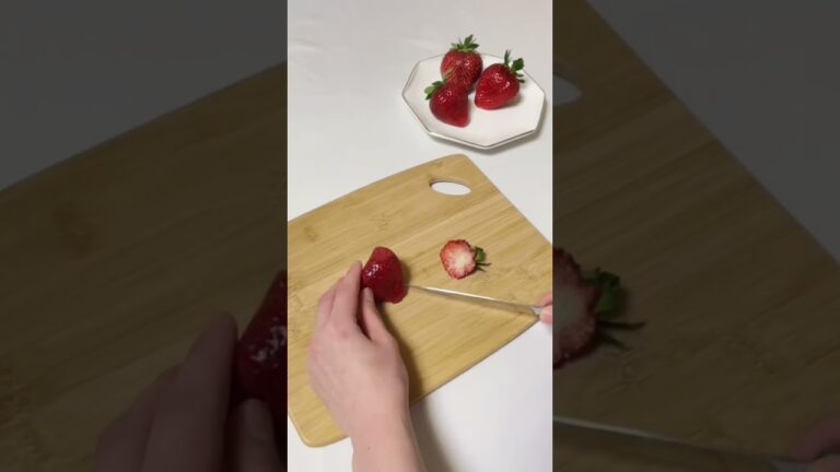 いちごのフラワーサンド🍞🍓　マスカルポーネクリームがめちゃくちゃおいしい🐮✨　　作り方のコツなどはInstagram載せています☺️ #フラワーサンド#フルーツサンド#チューリップサンド#手作