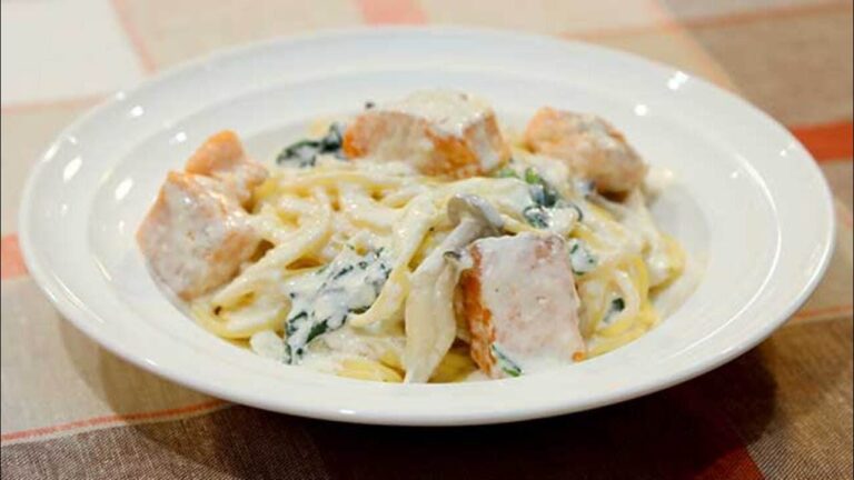 ＜スマイルクッキング＞６２　ごろごろサケのクリームパスタ　みんな大好きな味