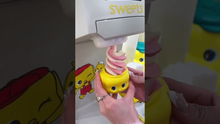 ノリで有名なフエキの自分で絞るソフトクリーム！容器は好きな色を選べてお持ち帰りもできる🍦 #大阪グルメ
