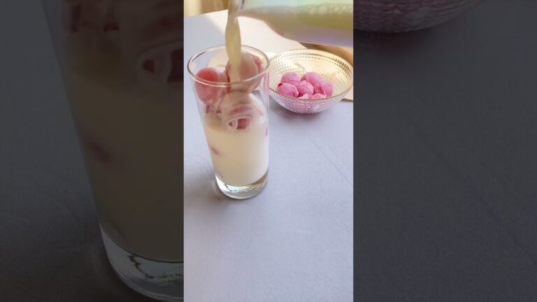 いちご練乳ボールでいちごミルク #家カフェ #いちごボール #いちごミルク#氷#家カフェドリンク