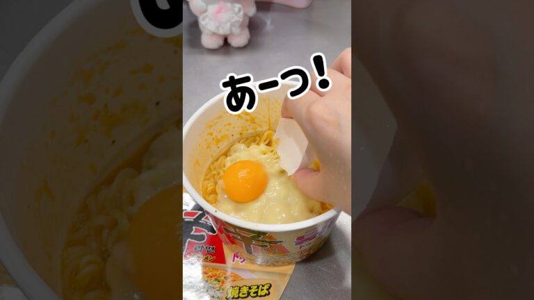 【アレンジレシピ】今流行りのトゥーンバ食べてみた🔥 #アレンジレシピ #カップ麺 #辛ラーメン #トゥーンバ