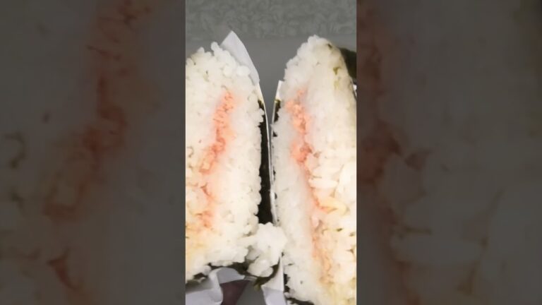 ローソン100の具沢山旨みづくしの焼鮭ツナマヨ明太子のばくだんおにぎりを食べました。 #ローソン100　 #焼鮭　 #ツナマヨ　 #明太子　 #ばくだん　 #ばくだんおにぎり　#おにぎり