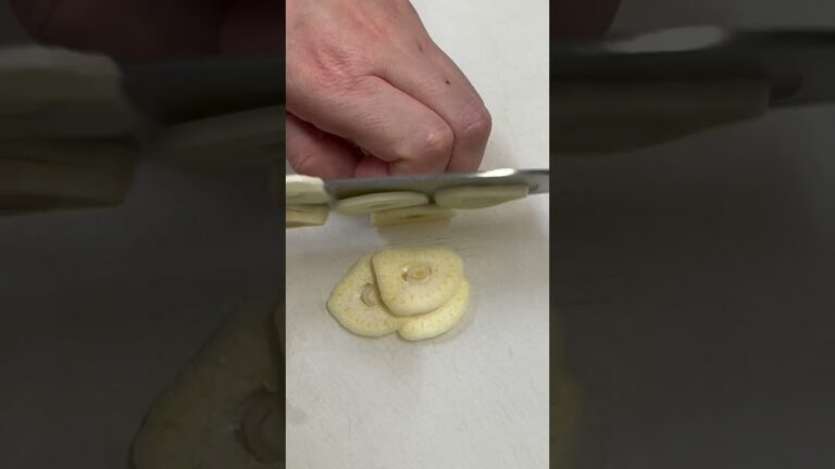 にんにくをスライスする【ビーフステーキ】