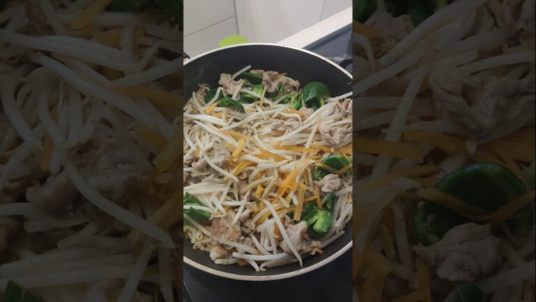 もやしを豚肉と一緒に簡単に炒める。#food #asmr #cooking#もやし #豚肉 #料理 #もっちゃん #タイ人