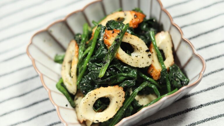 【簡単副菜】ほうれん草とちくわの黒ごま和えの作り方｜副菜レシピ｜ほうれんとちくわを黒ごまのしょうゆだれで和えました。簡単で美味しい副菜です！