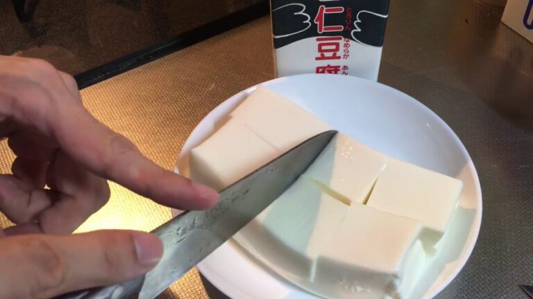 カルディーで買った杏仁豆腐を食べてた！！