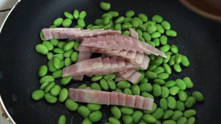 枝豆を用いた炒め物で昼から晩酌した。 ～醤油バター風味にニンニクと胡椒を添えてボロネーゼ風に～ 〈横綱の真・料理教室〉