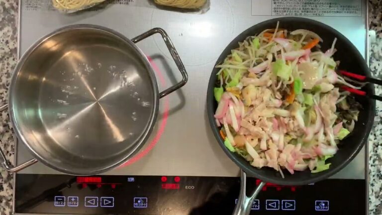 ちゃんぽん、とんこつスープから作る。