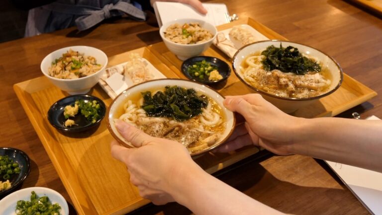 天ぷらラッシュ！注文殺到うどん定食を一瞬で捌く本場さぬきの爆売れ店に密着