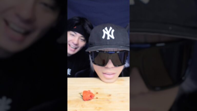 自称ラッパーにキャロライナリーパー食べさせてみた🌶️ #shorts