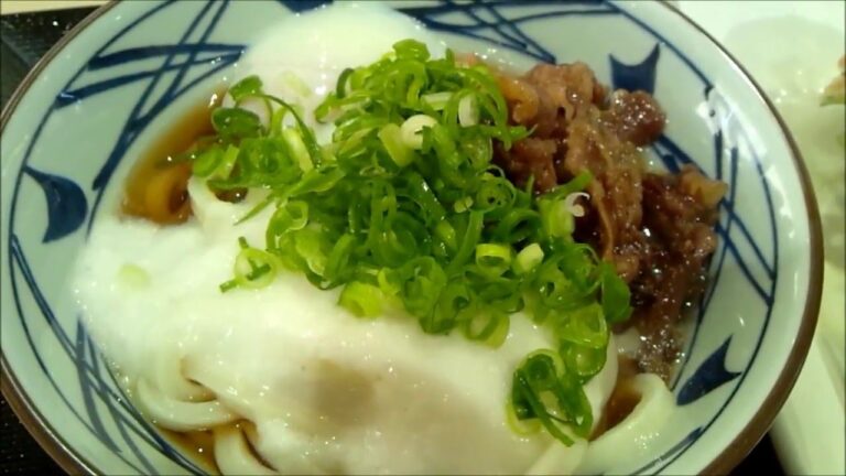 丸亀製麺で肉とろ玉うどん（冷）と春菊と小エビのかき揚げ食べました☆