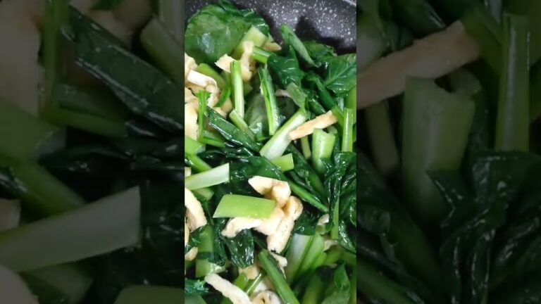 小松菜とあげの煮浸し、あげと小松菜を炒めて甘辛く味付けしました。