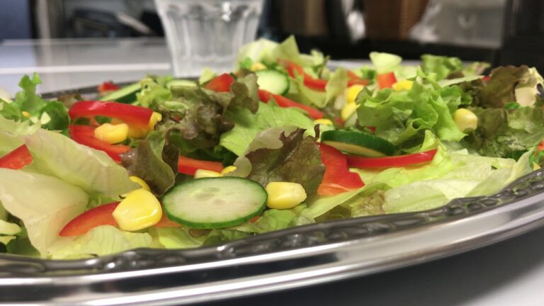 ケータリング(デリバリー)メニューの彩りシーザーサラダをご紹介(リーズナブルプラン)