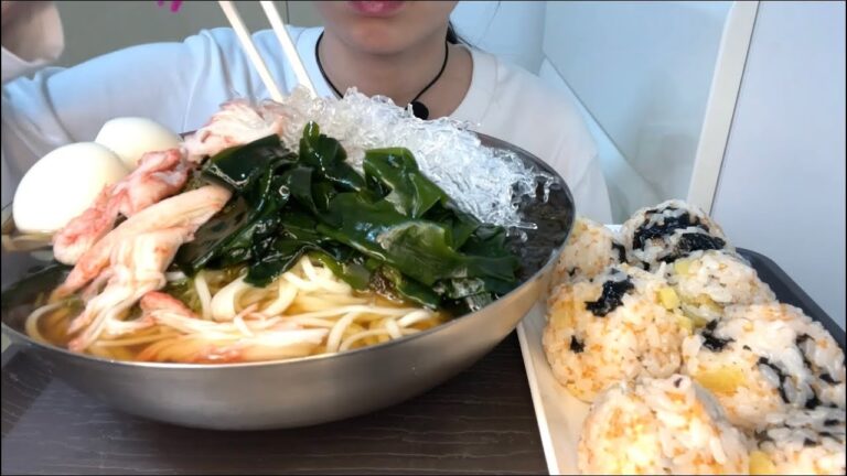 ぶっかけ冷やしわかめもすぐめかぶ素麺と酢飯チュモッパ！Bukkake cold noodles Korean style rice ball！