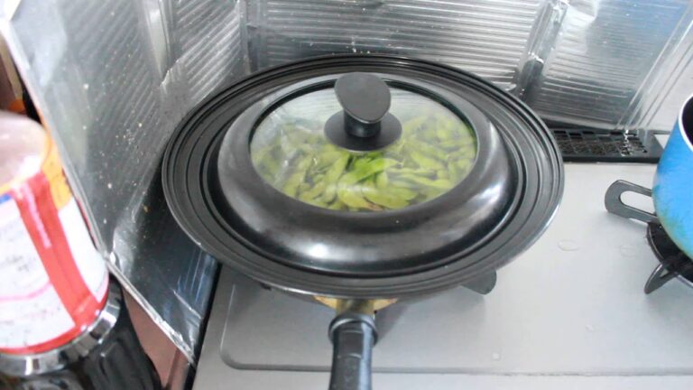 フライパンで枝豆を茹で始める