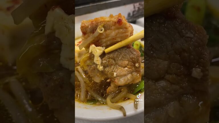 甘辛のスープに溶け込んだホルモンの旨味エキス。甘味と辛みと旨味が一斉にハーモニーを奏でる！　ほんま美味しい🥰　#ホルモン鍋  #たつ屋  #大阪グルメ   #西成グルメ  #西成   #新世界