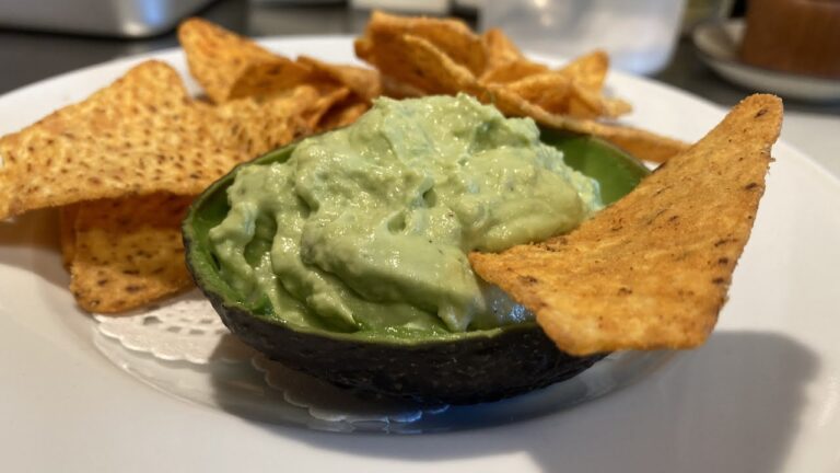 アボカドを潰すだけでお酒に合う簡単おつまみ！【アボカドディップ＆チップス】の作り方と美味しいアボカドの選び方