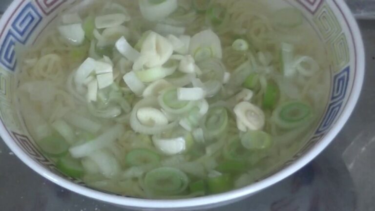 [貧乏生活」半額の、贅沢ラーメンを作る、たまに売っている、ラッキー、薬味はねぎ、にんにく