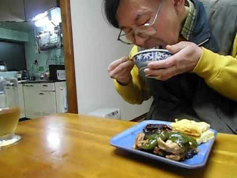 今日の夕食　豚バラピーマンの甘辛醤油炒め　豚と厚揚げの甘辛ガーリック　　卵焼き