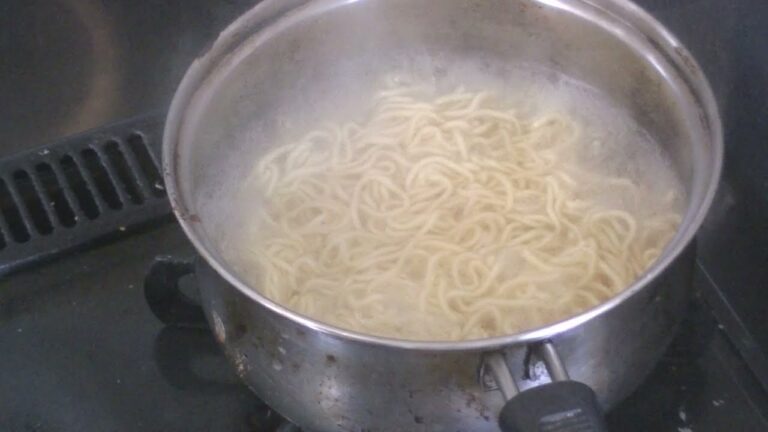 [貧乏生活　ど貧乏飯、キャベツ炒め塩ラーメンをつくる。生活保護以下の底辺生活。