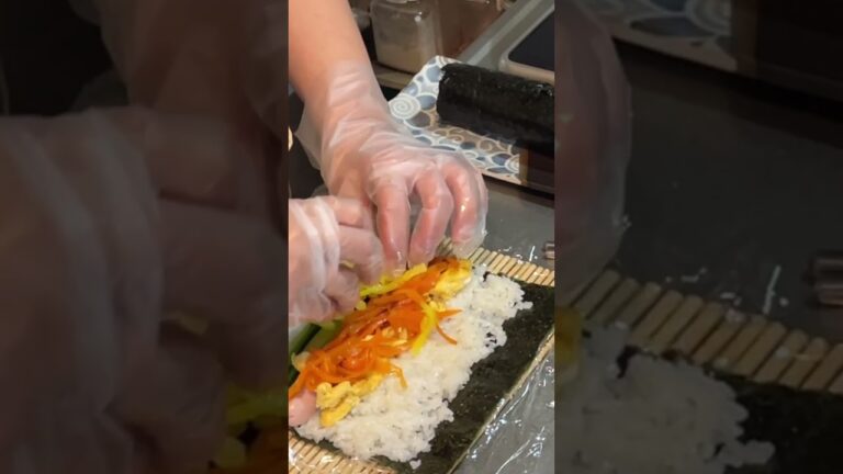 おうちで韓国ごはん／せっせとキンパを巻く#韓国 #料理 #韓流 #キンパ #海苔巻き #お弁当 #花見