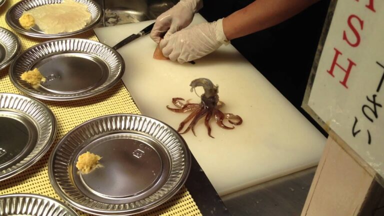 函館朝市にて。イカのさばきが見事。