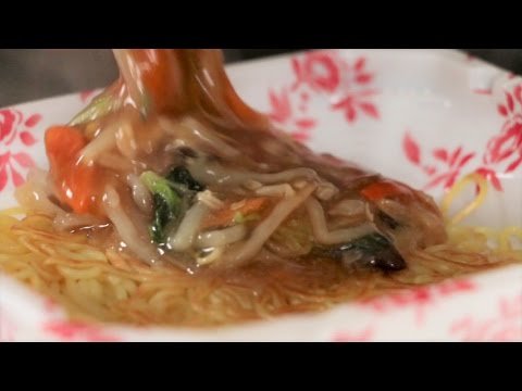 【冷凍食品】マルハニチロの五目あんかけ焼そばを食べる人。