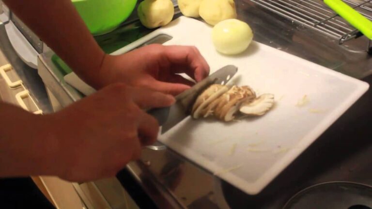 えのきと椎茸とジャガイモを切る