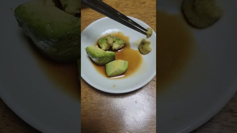 夜中にお腹が空いたから、アボカドをわさび醤油で食べてみた🥑