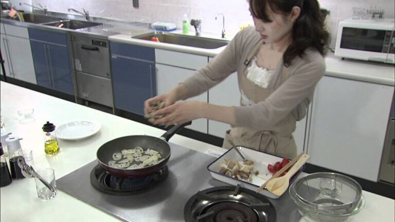 Sauteed Lotus Root きのことれんこんの香り炒め【ネスレ：想いやりレシピTV】