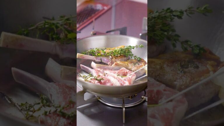 仔羊のジューシーなステーキに香り豊かなマスタードソースを添えて