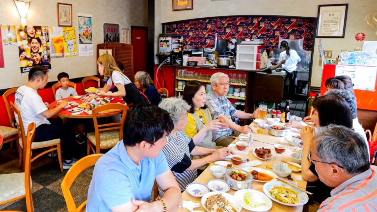 圧巻の鍋振りで厨房をブン回す鉄人店主を支える家族で営む街中華に密着！