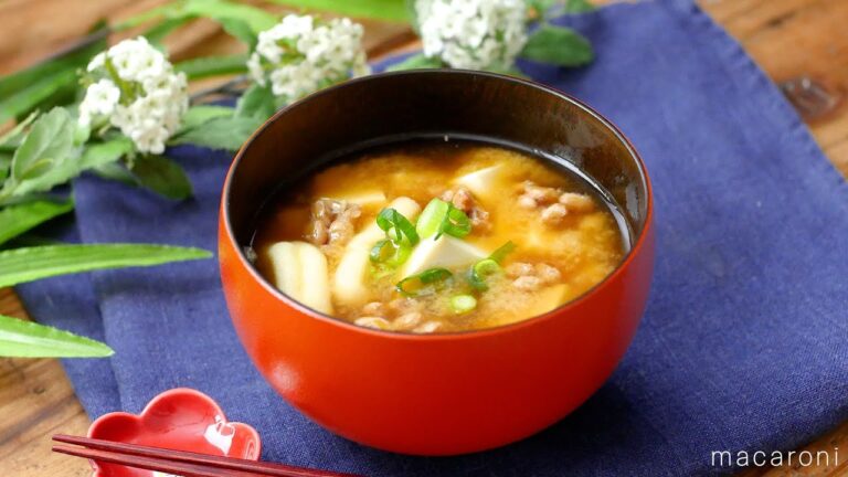 【納豆と油揚げの味噌汁】納豆、豆腐、油揚げが入ったたんぱく質たっぷりのお味噌汁！発酵食品たっぷり♪｜macaroni（マカロニ）