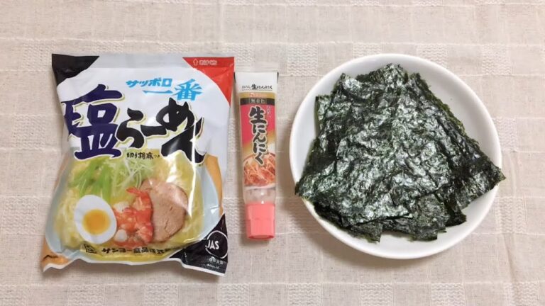 サッポロ一番塩らーめんをにんにくチューブと海苔トッピングでいただきました！