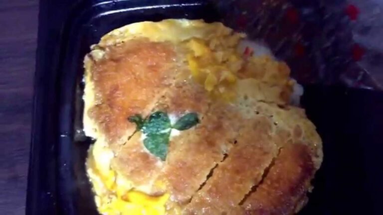 [飯]ふわとろ玉子のカツ丼を食べる土曜日の昼