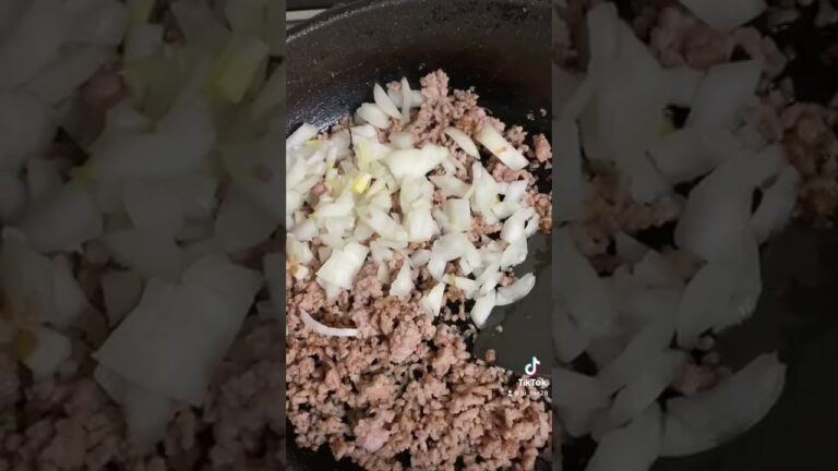 タコライス。合挽き肉200グラム玉ねぎ半分レタス2枚トマト6〜7タレケチャップ大さじ4大さじ2カレー粉小さじ1塩胡椒少々