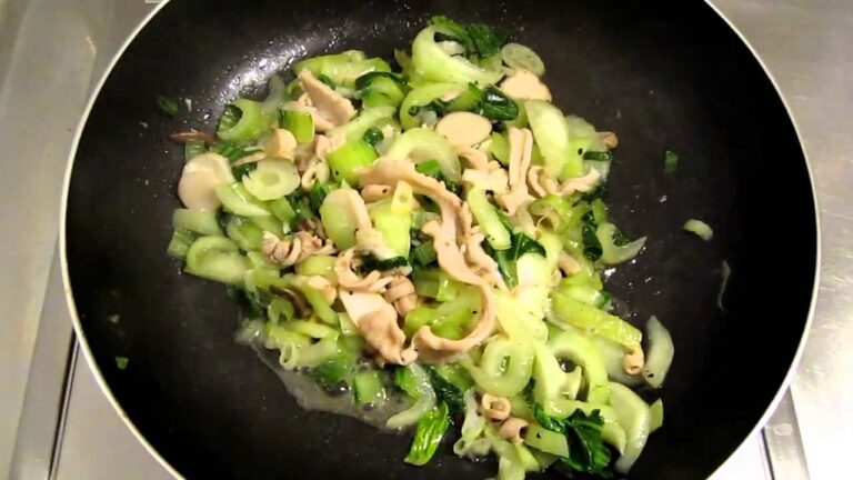 塩ガツ・エリンギ・チンゲン菜の炒め物♪