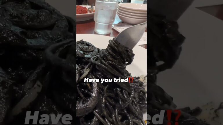 イカ墨⁉️食べたい⁉️😂Squid Paste Pasta 🍝#shorts #shortsfeed #japanmenu