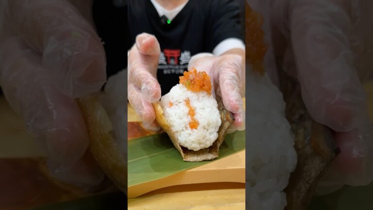 シャケ皮と生サーモンでおむすびを作ってもらったら…