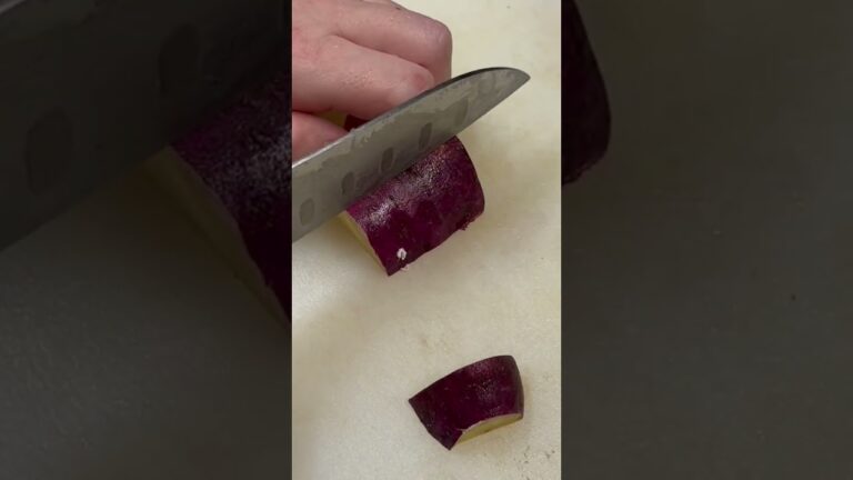 さつまいもを切る【味噌汁】